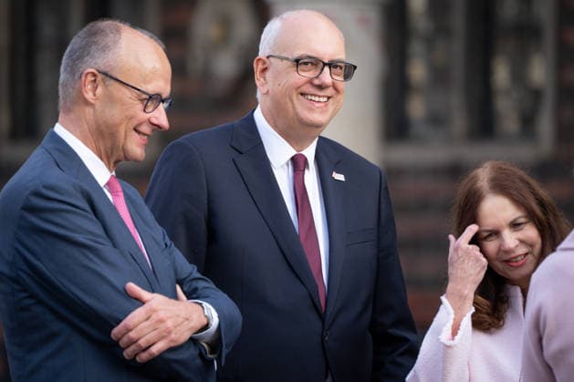 Feierlichkeiten zum Tag der Deutschen Einheit 2026 in Bremen Bundeskanzler Friedrich Merz (CDU) gemeinsam mit Andreas Bovenschulte Praesident des Bundesrates und Ehefrau Kerstin Krueger, Professorin für integrierten Pflanzenschutz auf dem Marktplatz in Bremen zu den Feierlichkeiten zum Tag der Deutschen Einheit 2026, Bremen, 03.10.2026 Bremen Bremen Deutschland