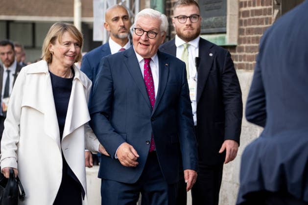 Feierlichkeiten zum Tag der Deutschen Einheit 2026 in Bremen Bundespraesident Frank-Walter Steinmeier freudig gemeinsam mit Ehefrau Elke Buedenbender bei ihrer Ankunft zu den Feierlichkeiten zum Tag der Deutschen Einheit 2026 in Bremen, Bremen, 03.10.2026 Bremen Bremen Deutschland