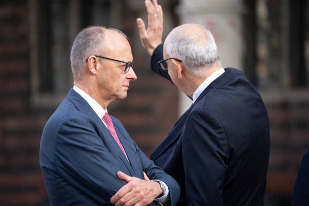 Feierlichkeiten zum Tag der Deutschen Einheit 2026 in Bremen Bundeskanzler Friedrich Merz (CDU) gemeinsam mit Andreas Bovenschulte Praesident des Bundesrates der nach Zwischenrufen der wartenden Menge zuwinkt, auf dem Marktplatz in Bremen zu den Feierlichkeiten zum Tag der Deutschen Einheit 2026, Bremen, 03.10.2026 Bremen Bremen Deutschland