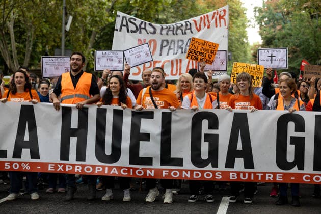 Housing Protest in Madrid: Numerous people hold a banner reading Toward a General Strike during the protest demanding a reduction in rental prices, on October 3, 2026, in Madrid, Spain. The Tenants’ Union organized the march to demand changes in housing policies and greater protection for renters. Prime Minister Pedro Sánchez, will spend the next few hours analyzing what happened yesterday, Friday, in Congress following the rejection of the two royal decrees on housing, and will be monitoring the public reaction in the streets to decide whether to ultimately call early general elections. OCTOBER 3, 2026 Ananda Manjó Madrid, Madrid, Spain Copyright: xAnandaxManjonx 7817202