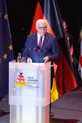 Festakt zum Tag der deutschen Einheit in Bremen Bundespraesident Frank-Walter Steinmeier bei seiner Rede beim Festakt zum Tag der Deutschen Einheit in der Glocke, Bremen, 03.10.2026 Bremen Bremen Deutschland