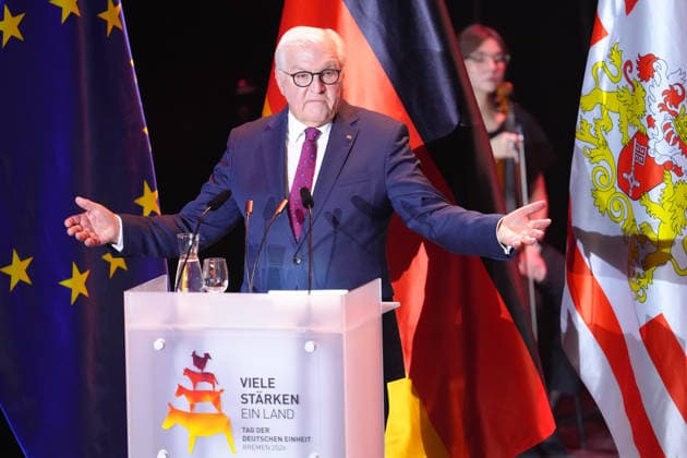 Festakt zum Tag der deutschen Einheit in Bremen Bundespraesident Frank-Walter Steinmeier oeffnet die Arme weit mit ernster Mimik bei seiner Rede beim Festakt zum Tag der Deutschen Einheit in der Glocke, Bremen, 03.10.2026 Bremen Bremen Deutschland