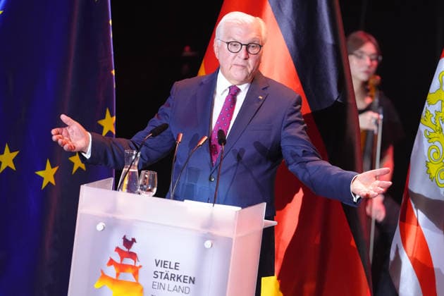 Festakt zum Tag der deutschen Einheit in Bremen Bundespraesident Frank-Walter Steinmeier oeffnet die Arme weit mit ernster Mimik bei seiner Rede beim Festakt zum Tag der Deutschen Einheit in der Glocke, Bremen, 03.10.2026 Bremen Bremen Deutschland