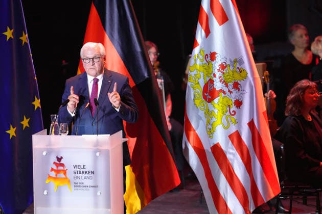 Festakt zum Tag der deutschen Einheit in Bremen Bundespraesident Frank-Walter Steinmeier im Portrait mit mahneneder Gestik und Mimik bei seiner Rede beim Festakt zum Tag der Deutschen Einheit in der Glocke, Bremen, 03.10.2026 Bremen Bremen Deutschland