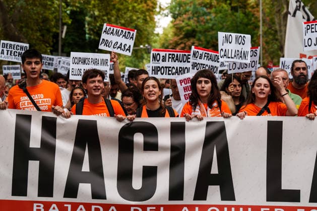 Housing Protest in Madrid: A large crowd gathered during the protest to demand a reduction in rental prices on October 3, 2026, in Madrid, Spain. The Tenants’ Union organized the march to demand changes in housing policies and greater protection for renters. Prime Minister Pedro Sánchez, will spend the next few hours analyzing what happened yesterday, Friday, in Congress following the rejection of the two royal decrees on housing, and will be monitoring the public reaction in the streets to decide whether to ultimately call early general elections. OCTOBER 3, 2026 Madrid, Spain  Copyright: xMatiasxChiofalox 7817250
