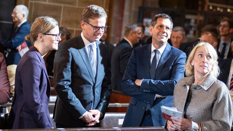 Ökumenischer Gottesdienst im Dom St. Petri Mira Schlüter, Büroleiterin Carsten Linnemann, Bundesgesundheitsminister Carsten Linnemann und Olaf Lies, Ministerpräsident von Niedersachsen (von links) in Richtung der Kamera;Offizielle zentrale Feierlichkeiten zum Tag der Deutschen Einheit 2026 in Bremen, Bremen Bremen Deutschland Innenstadt