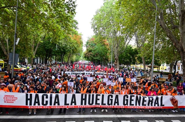 October 3, 2026, Madrid, Madrid, SPAIN: Demonstrators take part in a march for housing rights in Madrid, Spain. The mobilisation, called by the tenants unions, brings together columns departing from different parts of the city and converging at Cibeles. Protesters demand a 50% reduction in rents, indefinite rental contracts and the expropriation of housing owned by so-called vulture funds. The organisers are also calling for the movement to advance towards a general strike for housing. The demonstration follows the rejection by Spain s Congress of two government housing decrees the previous day. Madrid SPAIN - ZUMAz108 20261003_znp_z108_002 Copyright: xRichardxZubelzux