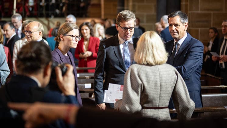 Ökumenischer Gottesdienst im Dom St. Petri Mira Schlüter, Büroleiterin Carsten Linnemann, Bundesgesundheitsminister Carsten Linnemann und Olaf Lies, Ministerpräsident von Niedersachsen (von links) in Richtung der Kamera;Offizielle zentrale Feierlichkeiten zum Tag der Deutschen Einheit 2026 in Bremen, Bremen Bremen Deutschland Innenstadt