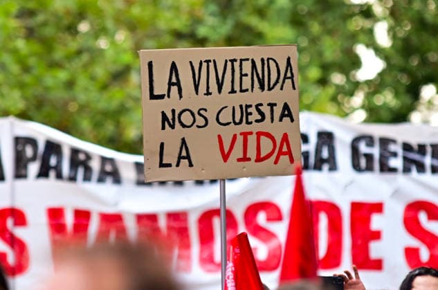 October 3, 2026, Madrid, Madrid, SPAIN: Demonstrators take part in a march for housing rights in Madrid, Spain. The mobilisation, called by the tenants unions, brings together columns departing from different parts of the city and converging at Cibeles. Protesters demand a 50% reduction in rents, indefinite rental contracts and the expropriation of housing owned by so-called vulture funds. The organisers are also calling for the movement to advance towards a general strike for housing. The demonstration follows the rejection by Spain s Congress of two government housing decrees the previous day. Madrid SPAIN - ZUMAz108 20261003_znp_z108_009 Copyright: xRichardxZubelzux