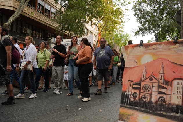 Housing Protest in Palma: A large crowd gathered during a protest to demand a reduction in housing rents on October 3, 2026, in Palma de Mallorca, Mallorca, Balearic Islands, Spain. The Tenants’ Union and PAH Mallorca (Platform of People Affected and Involved by Mortgages and Housing) organized the march to demand changes in housing policies and greater protection for renters. Prime Minister Pedro Sánchez, will spend the next few hours analyzing what happened yesterday, Friday, in Congress following the rejection of the two royal decrees on housing, and will be monitoring the public reaction in the streets to decide whether to ultimately call early general elections. OCTOBER 3, 2026 Javier Ferná Palma de Mallorca, Mallorca, Isl Palma de Ma Copyright: xJavierxFernandezx 7817323