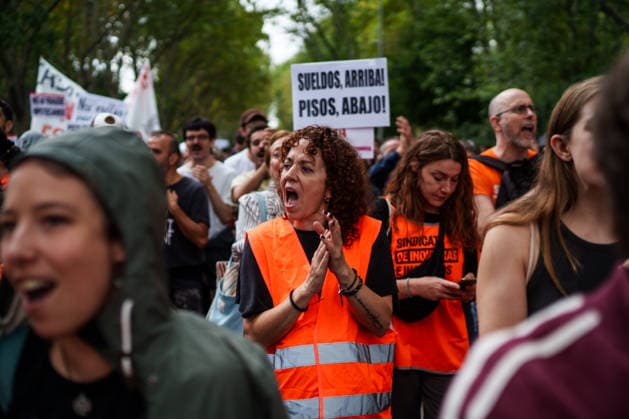 Housing Protest in Madrid: A large crowd gathered during the protest to demand a reduction in rental prices on October 3, 2026, in Madrid, Spain. The Tenants’ Union organized the march to demand changes in housing policies and greater protection for renters. Prime Minister Pedro Sánchez, will spend the next few hours analyzing what happened yesterday, Friday, in Congress following the rejection of the two royal decrees on housing, and will be monitoring the public reaction in the streets to decide whether to ultimately call early general elections. OCTOBER 3, 2026 Madrid, Spain  Copyright: xMatiasxChiofalox 7817544