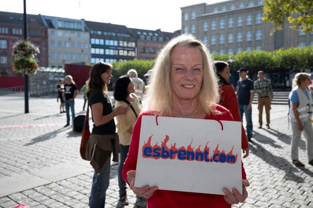 03.10.2026 Pressetermin Initiative Es brennt Menschenkette in Dortmund, Hansaplatz Susanne Edgington hat für esbrennt.com zur Versammlung aufgerufen. Dortmund Hansaplatz und Westenhellweg NRW Deutschland