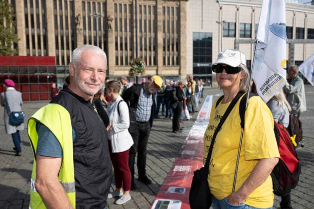 03.10.2026 Pressetermin Initiative Es brennt Menschenkette in Dortmund, Hansaplatz Richard Stanek (links) findet, dass es wichtig ist, dass viele Menschen dabei sind. Anne Bussmann (rechts) Die fossilen Energien müssen abgeschaltet werden Dortmund Hansaplatz und Westenhellweg NRW Deutschland
