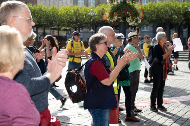 03.10.2026 Pressetermin Initiative Es brennt Menschenkette in Dortmund, Hansaplatz Beifall zum Grußwort Dortmund Hansaplatz und Westenhellweg NRW Deutschland