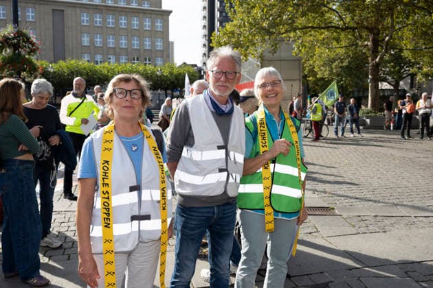 03.10.2026 Pressetermin Initiative Es brennt Menschenkette in Dortmund, Hansaplatz v.l. Annette Budde, Hans Rogalli und Sabine Dorschnik vom Klimabündins Dortmund folgten dem Aufruf Dortmund Hansaplatz und Westenhellweg NRW Deutschland