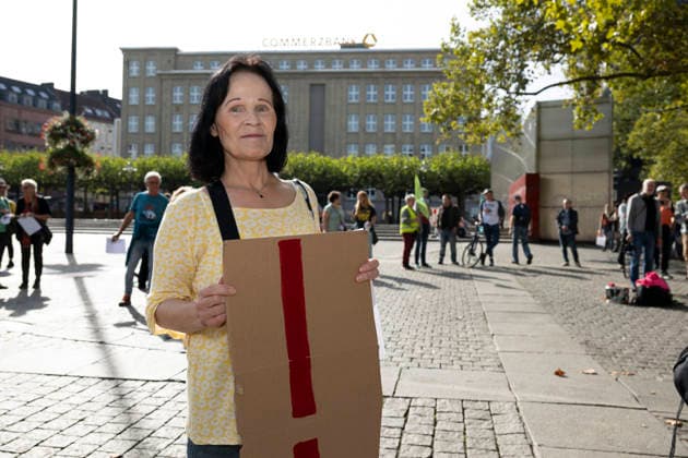 03.10.2026 Pressetermin Initiative Es brennt Menschenkette in Dortmund, Hansaplatz Angelika Temiszewski von der Tierschutzpartei unterstützt die Veranstaltung Dortmund Hansaplatz und Westenhellweg NRW Deutschland