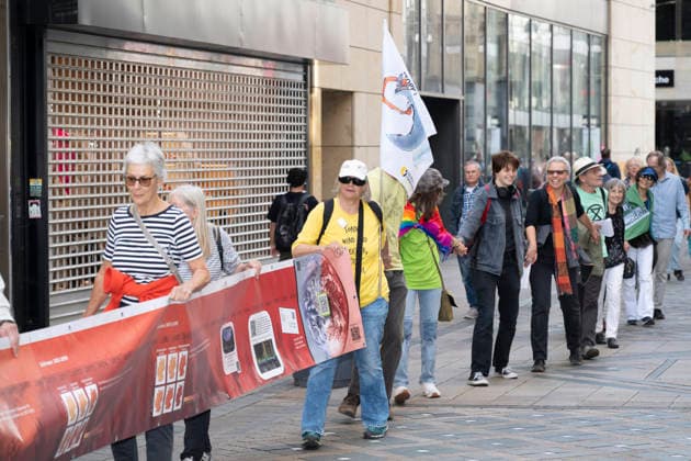 03.10.2026 Pressetermin Initiative Es brennt Menschenkette in Dortmund, Hansaplatz Teilnehmende auf dem Westenhellweg Dortmund Hansaplatz und Westenhellweg NRW Deutschland
