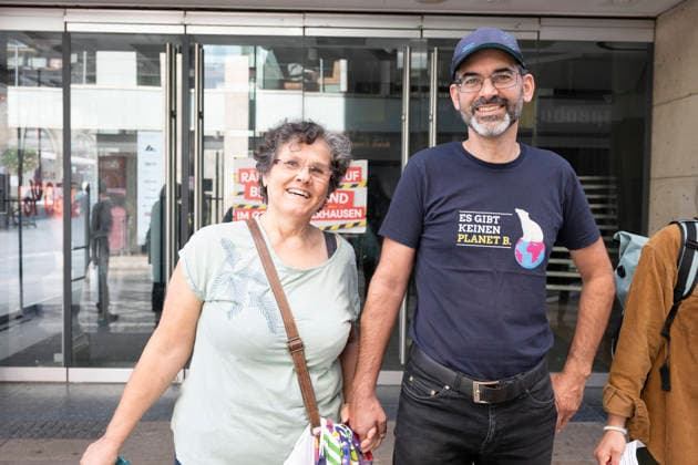 03.10.2026 Pressetermin Initiative Es brennt Menschenkette in Dortmund, Hansaplatz Ines Fattroth aus Holzwickede und Dr. Thomas Mitra (Fraktionssprecher GRÜNE BV Brakel) Dortmund Hansaplatz und Westenhellweg NRW Deutschland