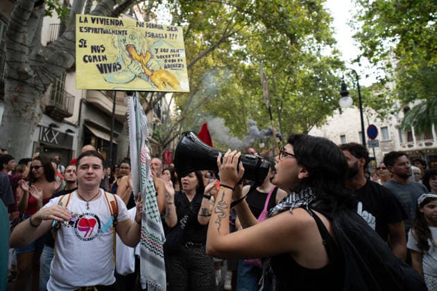 Housing Protest in Palma: A large crowd gathered during a protest to demand a reduction in housing rents on October 3, 2026, in Palma de Mallorca, Mallorca, Balearic Islands, Spain. The Tenants’ Union and PAH Mallorca (Platform of People Affected and Involved by Mortgages and Housing) have organized the march to demand changes in housing policies and greater protection for renters. Prime Minister Pedro Sánchez, will spend the next few hours analyzing what happened yesterday, Friday, in Congress following the rejection of the two royal decrees on housing, and will be monitoring public reaction in the streets to decide whether to ultimately call early general elections. OCTOBER 3, 2026 Javier Ferná Palma de Mallorca, Mallorca, Isl Palma de M Copyright: xJavierxFernandezx 7817671
