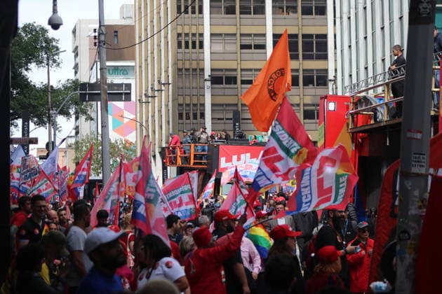 SaO PAULO, SP - 03.10.2026: CAMINHADA REuNE LULA E HADDAD EM SP - President and candidate for re-election Luiz Inacio Lula da Silva participates this Saturday (3), alongside Fernando Haddad, in a campaign walk on Avenida Paulista, in Sao Paulo. The gathering takes place at 10 am, at the corner with Alameda Ministro Rocha Azevedo, with a route along Paulista and Rua Augusta to Praca Roosevelt. The event takes place on the eve of the first round of elections. x3024069x  AngÃ licaxAlves