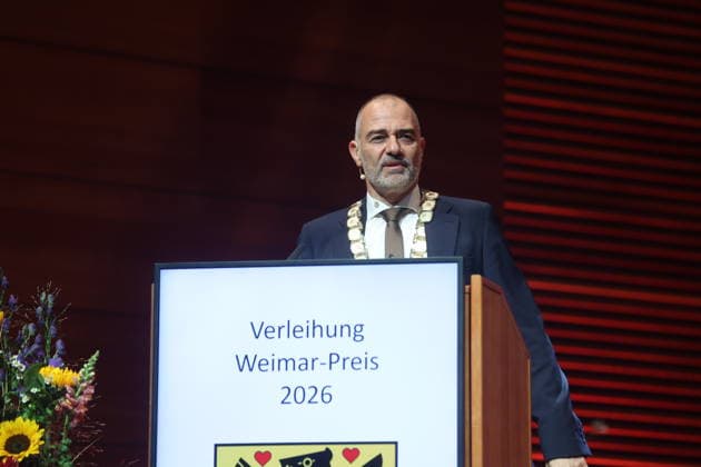 Weimar-Preis an Ute Freudenberg verliehen Weimar, 03.10.2026 Weimar-Preis an Ute Freudenberg verliehen. Im Foto Oberbürgermeister Peter Klein. Die Verleihung fand zum Tag der Deutschen Einheit in der Weimarhalle statt und ist die höchste Auszeichnung der Stadt Weimar. Ute Freudenberg ist am 12. Januar 1956 in Weimar geboren und erhielt die Auszeichung für ihr musikalisches Schaffen. Mit ihrem Hit Jugendliebe prägte sie die Musiklandschaft der DDR und des wiedervereinten Deutschlands nachhaltig der Song wurde 2005 zum beliebtesten Osthit aller Zeiten gewählt. Thüringen Germany Copyright: xMatthiasxGränzdörferx
