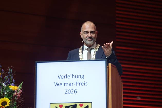 Weimar-Preis an Ute Freudenberg verliehen Weimar, 03.10.2026 Weimar-Preis an Ute Freudenberg verliehen. Im Foto Oberbürgermeister Peter Klein. Die Verleihung fand zum Tag der Deutschen Einheit in der Weimarhalle statt und ist die höchste Auszeichnung der Stadt Weimar. Ute Freudenberg ist am 12. Januar 1956 in Weimar geboren und erhielt die Auszeichung für ihr musikalisches Schaffen. Mit ihrem Hit Jugendliebe prägte sie die Musiklandschaft der DDR und des wiedervereinten Deutschlands nachhaltig der Song wurde 2005 zum beliebtesten Osthit aller Zeiten gewählt. Thüringen Germany Copyright: xMatthiasxGränzdörferx