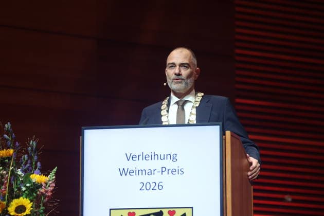 Weimar-Preis an Ute Freudenberg verliehen Weimar, 03.10.2026 Weimar-Preis an Ute Freudenberg verliehen. Im Foto Oberbürgermeister Peter Klein. Die Verleihung fand zum Tag der Deutschen Einheit in der Weimarhalle statt und ist die höchste Auszeichnung der Stadt Weimar. Ute Freudenberg ist am 12. Januar 1956 in Weimar geboren und erhielt die Auszeichung für ihr musikalisches Schaffen. Mit ihrem Hit Jugendliebe prägte sie die Musiklandschaft der DDR und des wiedervereinten Deutschlands nachhaltig der Song wurde 2005 zum beliebtesten Osthit aller Zeiten gewählt. Thüringen Germany Copyright: xMatthiasxGränzdörferx