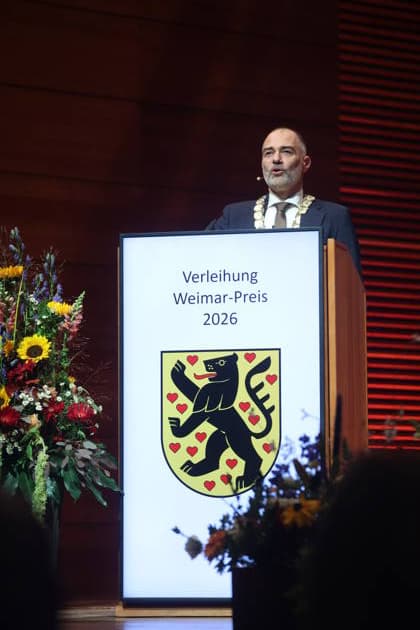 Weimar-Preis an Ute Freudenberg verliehen Weimar, 03.10.2026 Weimar-Preis an Ute Freudenberg verliehen. Im Foto Oberbürgermeister Peter Klein. Die Verleihung fand zum Tag der Deutschen Einheit in der Weimarhalle statt und ist die höchste Auszeichnung der Stadt Weimar. Ute Freudenberg ist am 12. Januar 1956 in Weimar geboren und erhielt die Auszeichung für ihr musikalisches Schaffen. Mit ihrem Hit Jugendliebe prägte sie die Musiklandschaft der DDR und des wiedervereinten Deutschlands nachhaltig der Song wurde 2005 zum beliebtesten Osthit aller Zeiten gewählt. Thüringen Germany Copyright: xMatthiasxGränzdörferx