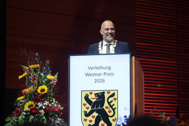 Weimar-Preis an Ute Freudenberg verliehen Weimar, 03.10.2026 Weimar-Preis an Ute Freudenberg verliehen. Im Foto Oberbürgermeister Peter Klein. Die Verleihung fand zum Tag der Deutschen Einheit in der Weimarhalle statt und ist die höchste Auszeichnung der Stadt Weimar. Ute Freudenberg ist am 12. Januar 1956 in Weimar geboren und erhielt die Auszeichung für ihr musikalisches Schaffen. Mit ihrem Hit Jugendliebe prägte sie die Musiklandschaft der DDR und des wiedervereinten Deutschlands nachhaltig der Song wurde 2005 zum beliebtesten Osthit aller Zeiten gewählt. Thüringen Germany Copyright: xMatthiasxGränzdörferx
