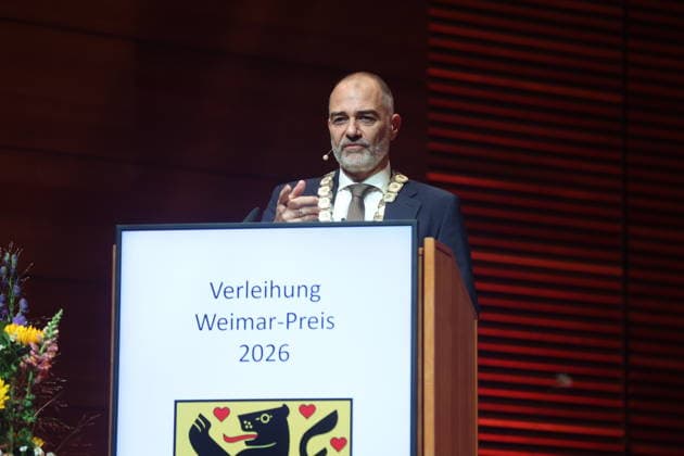 Weimar-Preis an Ute Freudenberg verliehen Weimar, 03.10.2026 Weimar-Preis an Ute Freudenberg verliehen. Im Foto Oberbürgermeister Peter Klein. Die Verleihung fand zum Tag der Deutschen Einheit in der Weimarhalle statt und ist die höchste Auszeichnung der Stadt Weimar. Ute Freudenberg ist am 12. Januar 1956 in Weimar geboren und erhielt die Auszeichung für ihr musikalisches Schaffen. Mit ihrem Hit Jugendliebe prägte sie die Musiklandschaft der DDR und des wiedervereinten Deutschlands nachhaltig der Song wurde 2005 zum beliebtesten Osthit aller Zeiten gewählt. Thüringen Germany Copyright: xMatthiasxGränzdörferx