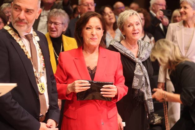 Weimar-Preis an Ute Freudenberg verliehen Weimar, 03.10.2026 Weimar-Preis an Ute Freudenberg verliehen. Die Verleihung fand zum Tag der Deutschen Einheit in der Weimarhalle statt und ist die höchste Auszeichnung der Stadt Weimar. Ute Freudenberg ist am 12. Januar 1956 in Weimar geboren und erhielt die Auszeichung für ihr musikalisches Schaffen. Mit ihrem Hit Jugendliebe prägte sie die Musiklandschaft der DDR und des wiedervereinten Deutschlands nachhaltig der Song wurde 2005 zum beliebtesten Osthit aller Zeiten gewählt. Thüringen Germany Copyright: xMatthiasxGränzdörferx