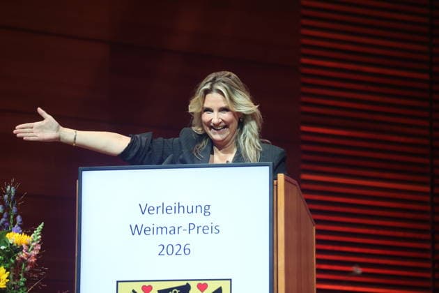 Weimar-Preis an Ute Freudenberg verliehen Weimar, 03.10.2026 Weimar-Preis an Ute Freudenberg verliehen, im Foto Lautadorin Kim Fischer. Die Verleihung fand zum Tag der Deutschen Einheit in der Weimarhalle statt und ist die höchste Auszeichnung der Stadt Weimar. Ute Freudenberg ist am 12. Januar 1956 in Weimar geboren und erhielt die Auszeichung für ihr musikalisches Schaffen. Mit ihrem Hit Jugendliebe prägte sie die Musiklandschaft der DDR und des wiedervereinten Deutschlands nachhaltig der Song wurde 2005 zum beliebtesten Osthit aller Zeiten gewählt. Thüringen Germany Copyright: xMatthiasxGränzdörferx