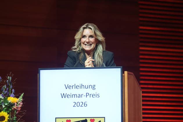 Weimar-Preis an Ute Freudenberg verliehen Weimar, 03.10.2026 Weimar-Preis an Ute Freudenberg verliehen, im Foto Lautadorin Kim Fischer. Die Verleihung fand zum Tag der Deutschen Einheit in der Weimarhalle statt und ist die höchste Auszeichnung der Stadt Weimar. Ute Freudenberg ist am 12. Januar 1956 in Weimar geboren und erhielt die Auszeichung für ihr musikalisches Schaffen. Mit ihrem Hit Jugendliebe prägte sie die Musiklandschaft der DDR und des wiedervereinten Deutschlands nachhaltig der Song wurde 2005 zum beliebtesten Osthit aller Zeiten gewählt. Thüringen Germany Copyright: xMatthiasxGränzdörferx