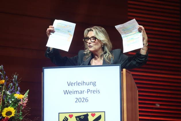 Weimar-Preis an Ute Freudenberg verliehen Weimar, 03.10.2026 Weimar-Preis an Ute Freudenberg verliehen, im Foto Lautadorin Kim Fischer. Die Verleihung fand zum Tag der Deutschen Einheit in der Weimarhalle statt und ist die höchste Auszeichnung der Stadt Weimar. Ute Freudenberg ist am 12. Januar 1956 in Weimar geboren und erhielt die Auszeichung für ihr musikalisches Schaffen. Mit ihrem Hit Jugendliebe prägte sie die Musiklandschaft der DDR und des wiedervereinten Deutschlands nachhaltig der Song wurde 2005 zum beliebtesten Osthit aller Zeiten gewählt. Thüringen Germany Copyright: xMatthiasxGränzdörferx