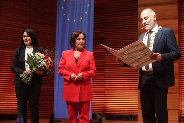 Weimar-Preis an Ute Freudenberg verliehen Weimar, 03.10.2026 Weimar-Preis an Ute Freudenberg verliehen, im Foto mit Obberbürgermeister Peter Klein und Stadtratsvorsitzende Katrin Götz. Die Verleihung fand zum Tag der Deutschen Einheit in der Weimarhalle statt und ist die höchste Auszeichnung der Stadt Weimar. Ute Freudenberg ist am 12. Januar 1956 in Weimar geboren und erhielt die Auszeichung für ihr musikalisches Schaffen. Mit ihrem Hit Jugendliebe prägte sie die Musiklandschaft der DDR und des wiedervereinten Deutschlands nachhaltig der Song wurde 2005 zum beliebtesten Osthit aller Zeiten gewählt. Thüringen Germany Copyright: xMatthiasxGränzdörferx