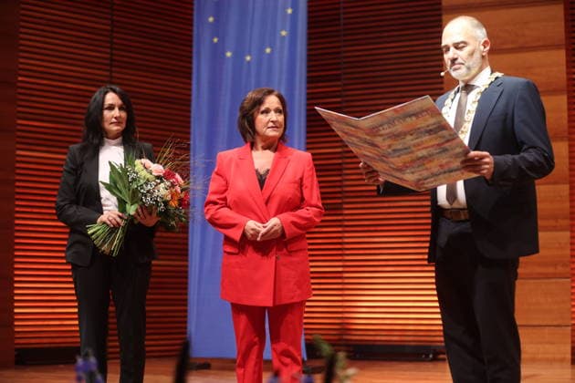 Weimar-Preis an Ute Freudenberg verliehen Weimar, 03.10.2026 Weimar-Preis an Ute Freudenberg verliehen, im Foto mit Obberbürgermeister Peter Klein und Stadtratsvorsitzende Katrin Götz. Die Verleihung fand zum Tag der Deutschen Einheit in der Weimarhalle statt und ist die höchste Auszeichnung der Stadt Weimar. Ute Freudenberg ist am 12. Januar 1956 in Weimar geboren und erhielt die Auszeichung für ihr musikalisches Schaffen. Mit ihrem Hit Jugendliebe prägte sie die Musiklandschaft der DDR und des wiedervereinten Deutschlands nachhaltig der Song wurde 2005 zum beliebtesten Osthit aller Zeiten gewählt. Thüringen Germany Copyright: xMatthiasxGränzdörferx