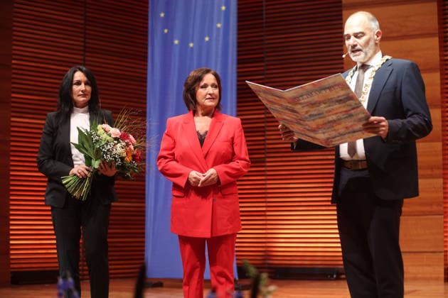 Weimar-Preis an Ute Freudenberg verliehen Weimar, 03.10.2026 Weimar-Preis an Ute Freudenberg verliehen, im Foto mit Obberbürgermeister Peter Klein und Stadtratsvorsitzende Katrin Götz. Die Verleihung fand zum Tag der Deutschen Einheit in der Weimarhalle statt und ist die höchste Auszeichnung der Stadt Weimar. Ute Freudenberg ist am 12. Januar 1956 in Weimar geboren und erhielt die Auszeichung für ihr musikalisches Schaffen. Mit ihrem Hit Jugendliebe prägte sie die Musiklandschaft der DDR und des wiedervereinten Deutschlands nachhaltig der Song wurde 2005 zum beliebtesten Osthit aller Zeiten gewählt. Thüringen Germany Copyright: xMatthiasxGränzdörferx