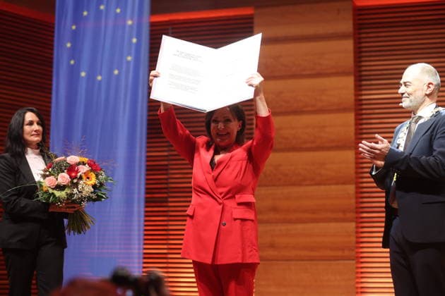 Weimar-Preis an Ute Freudenberg verliehen Weimar, 03.10.2026 Weimar-Preis an Ute Freudenberg verliehen. Die Verleihung fand zum Tag der Deutschen Einheit in der Weimarhalle statt und ist die höchste Auszeichnung der Stadt Weimar. Ute Freudenberg ist am 12. Januar 1956 in Weimar geboren und erhielt die Auszeichung für ihr musikalisches Schaffen. Mit ihrem Hit Jugendliebe prägte sie die Musiklandschaft der DDR und des wiedervereinten Deutschlands nachhaltig der Song wurde 2005 zum beliebtesten Osthit aller Zeiten gewählt. Thüringen Germany Copyright: xMatthiasxGränzdörferx