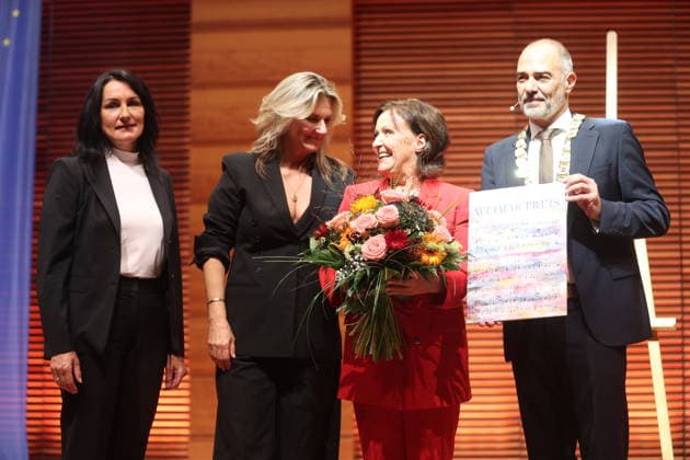 Weimar-Preis an Ute Freudenberg verliehen Weimar, 03.10.2026 Weimar-Preis an Ute Freudenberg verliehen, im Foto von links, Katrin Götz, Kim Fischer, Ute Freudenberg und OB peter Klein. Die Verleihung fand zum Tag der Deutschen Einheit in der Weimarhalle statt und ist die höchste Auszeichnung der Stadt Weimar. Ute Freudenberg ist am 12. Januar 1956 in Weimar geboren und erhielt die Auszeichung für ihr musikalisches Schaffen. Mit ihrem Hit Jugendliebe prägte sie die Musiklandschaft der DDR und des wiedervereinten Deutschlands nachhaltig der Song wurde 2005 zum beliebtesten Osthit aller Zeiten gewählt. Thüringen Germany Copyright: xMatthiasxGränzdörferx