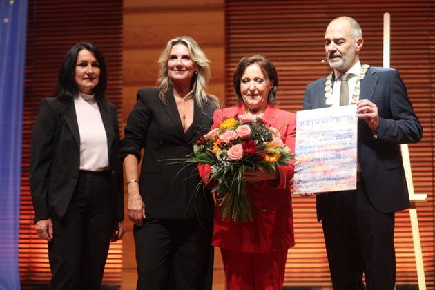 Weimar-Preis an Ute Freudenberg verliehen Weimar, 03.10.2026 Weimar-Preis an Ute Freudenberg verliehen, im Foto von links, Katrin Götz, Kim Fischer, Ute Freudenberg und OB peter Klein. Die Verleihung fand zum Tag der Deutschen Einheit in der Weimarhalle statt und ist die höchste Auszeichnung der Stadt Weimar. Ute Freudenberg ist am 12. Januar 1956 in Weimar geboren und erhielt die Auszeichung für ihr musikalisches Schaffen. Mit ihrem Hit Jugendliebe prägte sie die Musiklandschaft der DDR und des wiedervereinten Deutschlands nachhaltig der Song wurde 2005 zum beliebtesten Osthit aller Zeiten gewählt. Thüringen Germany Copyright: xMatthiasxGränzdörferx