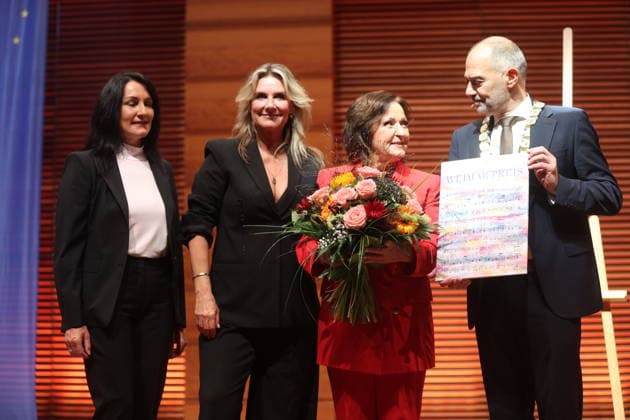 Weimar-Preis an Ute Freudenberg verliehen Weimar, 03.10.2026 Weimar-Preis an Ute Freudenberg verliehen, im Foto von links, Katrin Götz, Kim Fischer, Ute Freudenberg und OB peter Klein. Die Verleihung fand zum Tag der Deutschen Einheit in der Weimarhalle statt und ist die höchste Auszeichnung der Stadt Weimar. Ute Freudenberg ist am 12. Januar 1956 in Weimar geboren und erhielt die Auszeichung für ihr musikalisches Schaffen. Mit ihrem Hit Jugendliebe prägte sie die Musiklandschaft der DDR und des wiedervereinten Deutschlands nachhaltig der Song wurde 2005 zum beliebtesten Osthit aller Zeiten gewählt. Thüringen Germany Copyright: xMatthiasxGränzdörferx