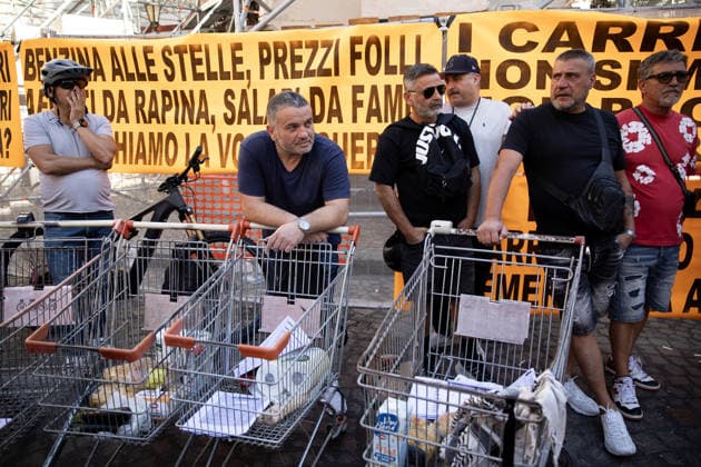 Demonstration against high cost of living in Italy NAPLES, ITALY - OCTOBER 3: Protesters with half-empty shopping carts are seen during a protest against high cost of living and against increase in the price of petrol in Naples, Italy on October 3, 2026. Iso Ekle Anadolu Naples Italy. Editorial use only. Please get in touch for any other usage.  Copyright: x2026xAnadoluxIsoxEklex