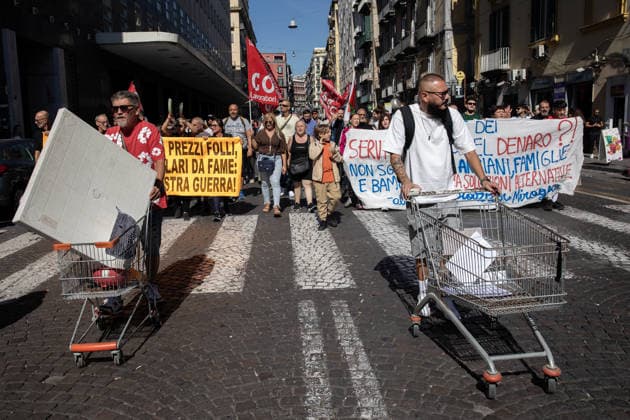 Demonstration against high cost of living in Italy NAPLES, ITALY - OCTOBER 3: Protesters with half-empty shopping carts are seen during a protest against high cost of living and against increase in the price of petrol in Naples, Italy on October 3, 2026. Iso Ekle Anadolu Naples Italy. Editorial use only. Please get in touch for any other usage.  Copyright: x2026xAnadoluxIsoxEklex