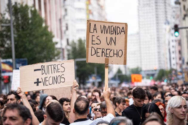 October 3, 2026, Madrid, Madrid, SPAIN: Tens of thousands of protesters demonstrate in Madrid for the universal right to housing and the expropriation of vulture funds. Over the past week, mobilizations have been taking place across Spain over the critical housing situation in the country. Madrid SPAIN  - ZUMAc270 20261003_zip_c270_005 Copyright: xDavidxCruzxSanzx