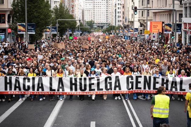 October 3, 2026, Madrid, Madrid, SPAIN: Tens of thousands of protesters demonstrate in Madrid for the universal right to housing and the expropriation of vulture funds. Over the past week, mobilizations have been taking place across Spain over the critical housing situation in the country. Madrid SPAIN  - ZUMAc270 20261003_zip_c270_007 Copyright: xDavidxCruzxSanzx