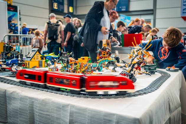 Leipzig, Deutschland, 3. Oktober 2026: Auf der Hobbymesse Leipzig dreht sich alles um Modellbau, Modelleisenbahnen, Spiele, Kreativität, Technik und zahlreiche weitere Freizeitaktivitäten. Tausende Besucher informieren sich über neue Trends, bestaunen detailreiche Modelle und probieren verschiedene Hobbys selbst aus. Dieses Jahr findet auch der Europacup im Speedklettern dort statt Hobbymesse Leipzig 2026