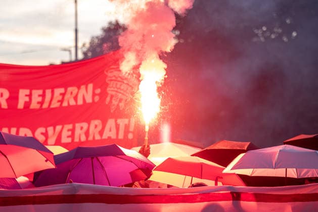 Bremen Rote Pyrotechnik wird bei einer Demonstration gezündet in Bremen am 02.10.2026. SYMBOLBILD Rote Pyrotechnik wird bei einer Demonstration gezündet in Bremen am 02.10.2026. Copyright: xEibner-Pressefoto FabianxSteffenx EP_FSS