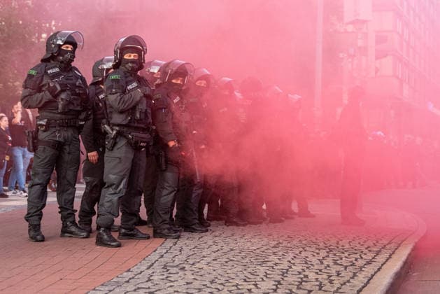 Bremen Polizisten einer Einsatzhundertschaft am Rande einer Demonstration in Bremen am 02.10.2026. SYMBOLBILD Polizisten einer Einsatzhundertschaft stehen im roten Rauch eines Rauchtops Pyrotechnik am Rande einer Demonstration in Bremen am 02.10.2026. Copyright: xEibner-Pressefoto FabianxSteffenx EP_FSS