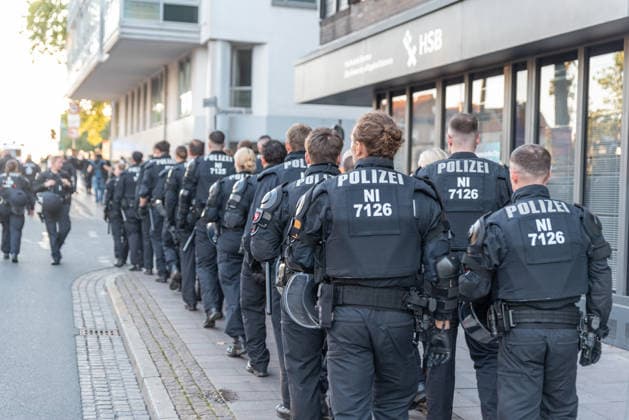 Bremen Polizisten einer Einsatzhundertschaft am Rande einer Demonstration in Bremen am 02.10.2026. SYMBOLBILD Polizisten einer Einsatzhundertschaft am Rande einer Demonstration in Bremen am 02.10.2026. Copyright: xEibner-Pressefoto FabianxSteffenx EP_FSS