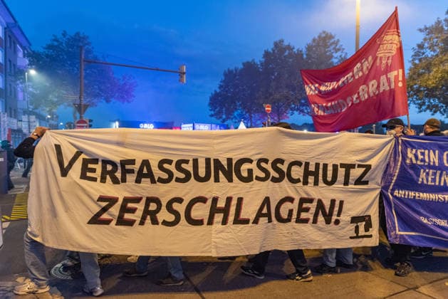 Bremen Verfassungsschutz zerschlagen Transparent auf Demo in Bremen am 02.10.2026. SYMBOLBILD Transparent mit der Aufschrift Verfassungsschutz zerschlagen der vom Verfassungsschutz als linksextrem eingestuften Interventionistischen Linken (IL) auf einer Demonstration in Bremen am 02.10.2026. Copyright: xEibner-Pressefoto FabianxSteffenx EP_FSS